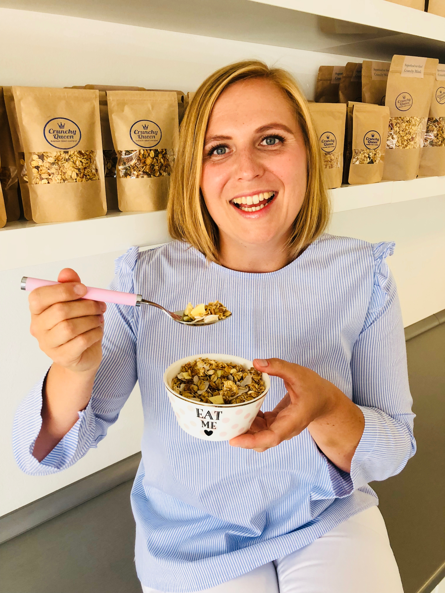 Julia von Crunchy Queen isst Müsli in der Manufaktur